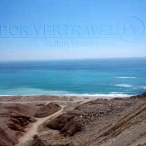 Pesca dalla costa nel mare in Oman, nel Dhofar.